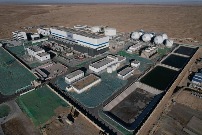 　　这是2025年12月2日拍摄的位于甘肃酒泉的300MW压缩空气储能电站示范工程（无人机照片）。新华社记者 范培珅 摄