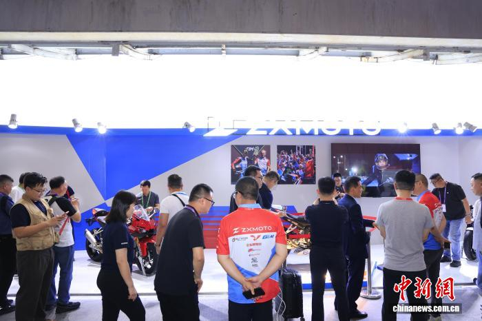  图为广交会首日，张雪机车展台吸引众多客商。重庆市商务委 供图