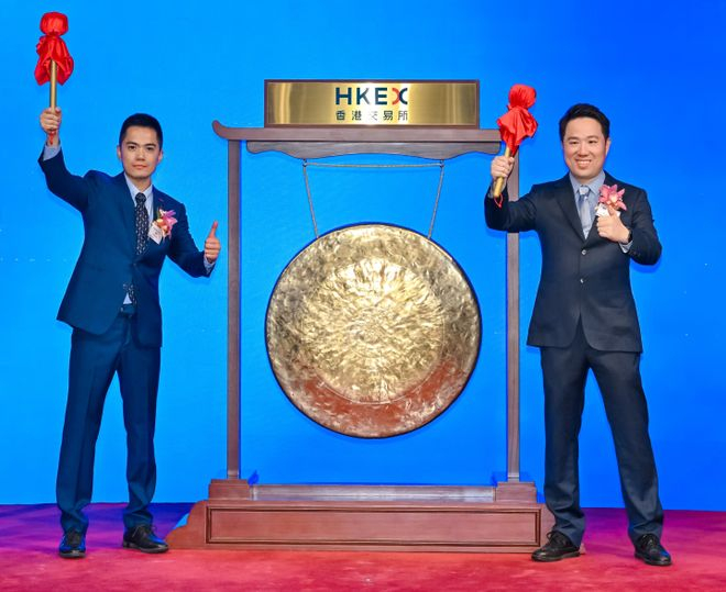 图说：群核科技敲钟现场，董事长黄晓煌（右）、CEO陈航（左）
