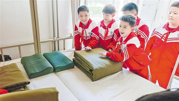    图为廊坊开发区一小学生在军营体验生活。  本报记者 罗昀 本报通讯员 刘江原 摄