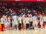 回来了！京媒晒照：李楠指导在暂停中参与了北京男篮的布置