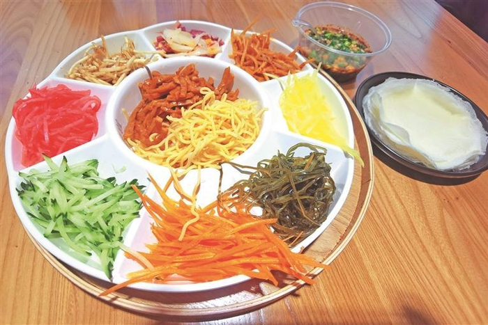 贵阳小吃丝娃娃。贵州日报天眼新闻记者 吴蔚 摄