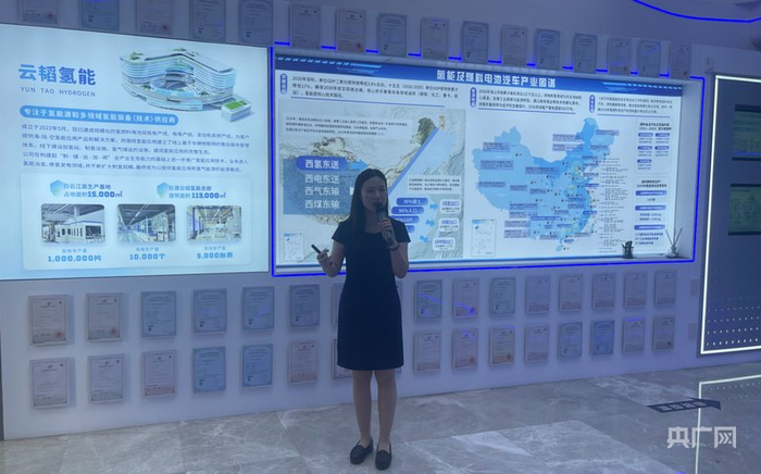 云韬氢能工作人员正在介绍企业发展历程（央广网记者  张顺鹏  摄）