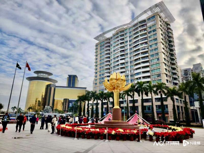 访澳旅客推动澳门经济增长。图为旅客在澳门金莲花广场“打卡”留念。（肖遥/摄）