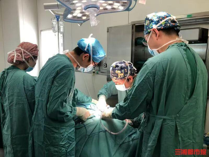湖南省肿瘤医院乳腺肿瘤整形外科副主任、主任医师周波为患者开展术后重建手术。通讯员供图
