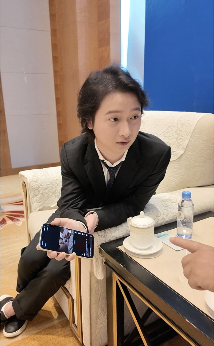汪家城展示AI短剧效果 图片来源：每经记者 张建 摄