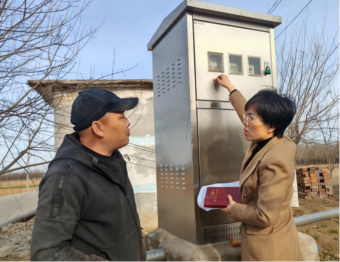 图为迁安市纪检监察干部实地检查高标准农田机井设施电力运转情况。