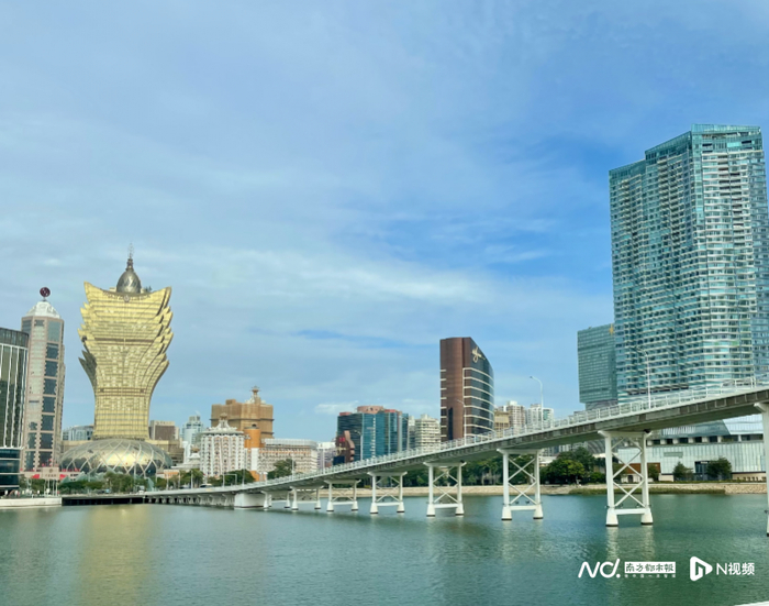 澳门南湾湖广场风光旖旎。（肖遥/摄）