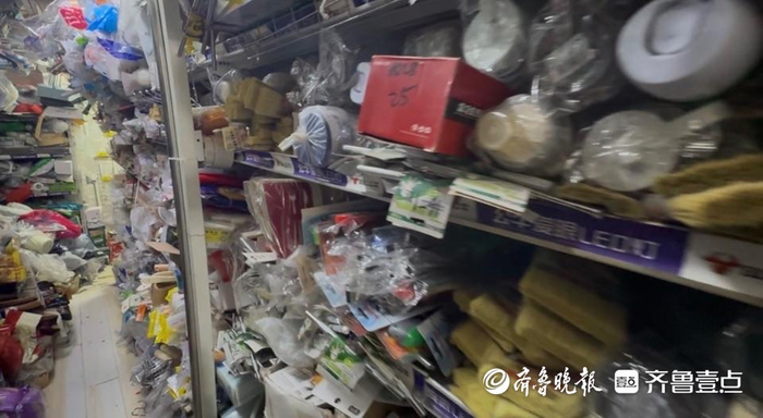 过道窄得只容一人侧身
