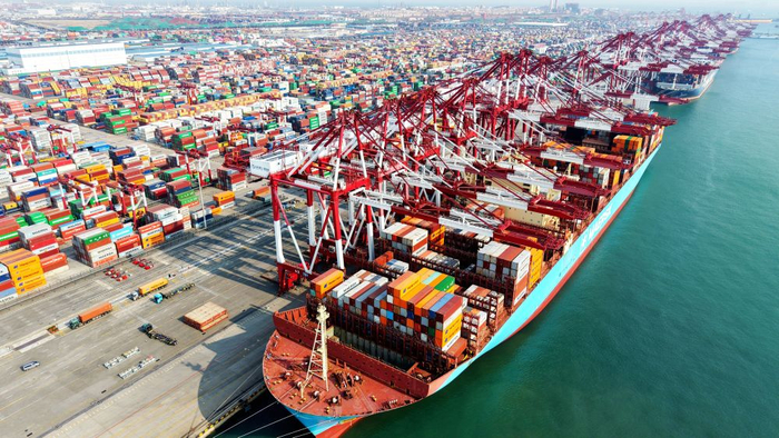 　　2026年3月10日，在山东港口青岛港，外贸集装箱码头作业一派繁忙（无人机照片）。新华社发（俞方平 摄）