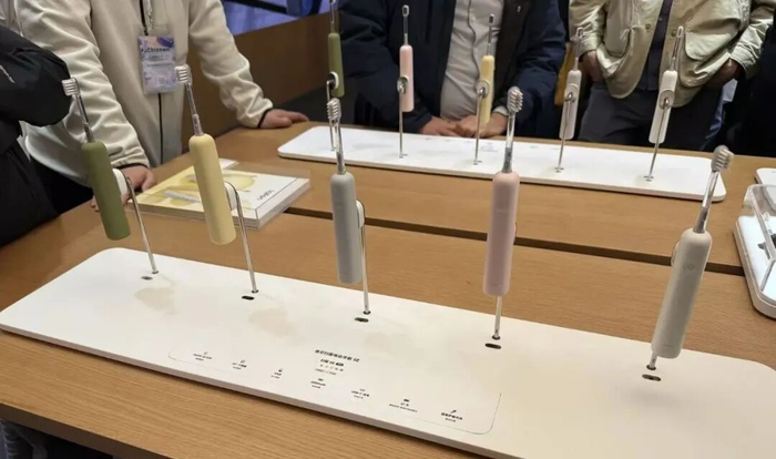 今年中国家电及消费电子博览会（AWE）上的徕芬电动牙刷展柜。图/梁婷婷 摄