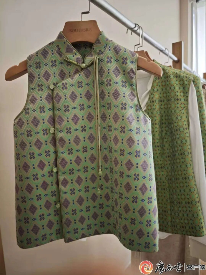 真丝壮锦马甲。广西云-广西日报记者 谢琳琳 摄