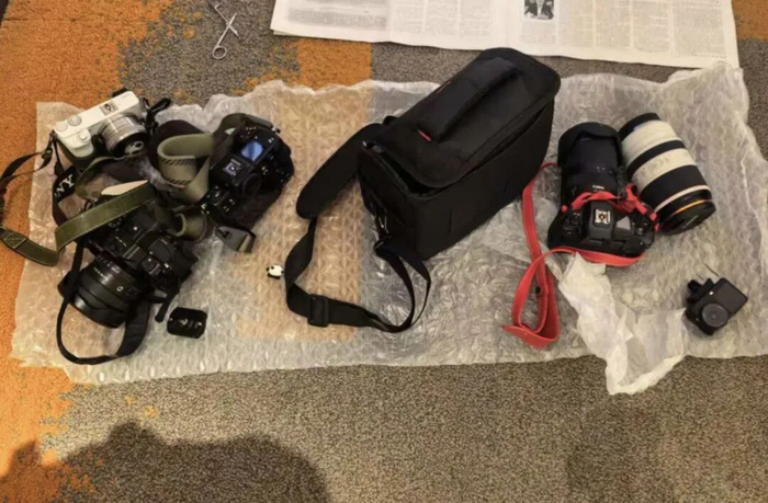 警方起获的被盗相机和镜头