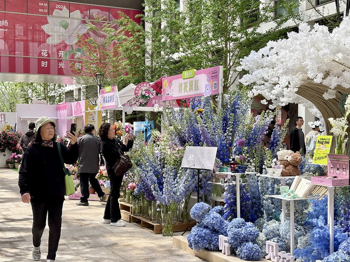 4月18日，2026上海国际花卉节在黄浦新天地东台里商业区开幕，市民在现场逛花市。本文图片均为 澎湃新闻记者 陈悦 图
