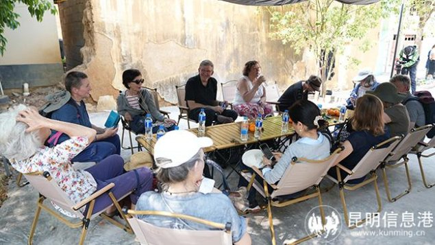 采风团成员在杜曲村座谈交流。张俊超/摄