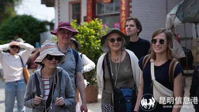 采风团成员在杜曲村参观墙绘。张俊超/摄