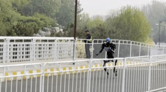 宇树的H1人形机器人在排位赛中奔跑。孙佳蕊/摄