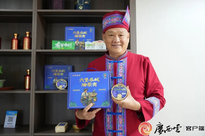 恭城油茶制作工艺代表性传承人陈恩展示其创新研制的六堡恭城油茶膏。广西云-广西日报记者 吴晓雨 摄