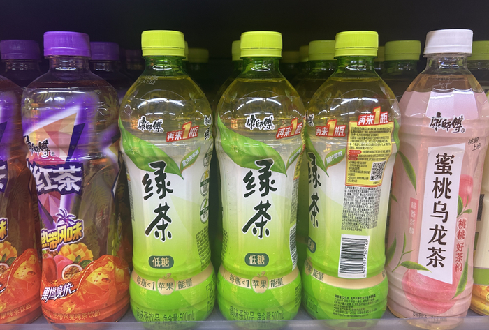 货架上的康师傅茶饮料｜图：高越