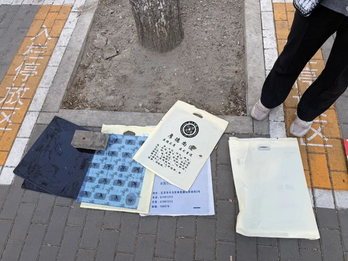 摊贩从居民处回收的废旧医用胶片。