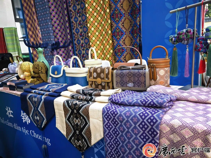 精美的壮锦文创产品亮相越南河内中国文化中心。广西云-广西日报记者 吴晓雨 摄
