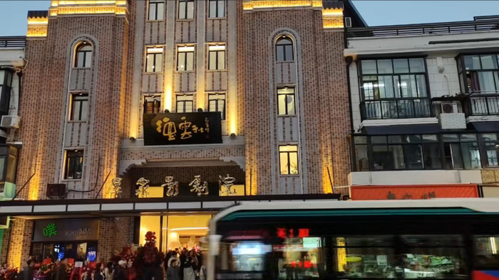 上海德云社剧场位于群众影剧院二楼（晨报拍摄）