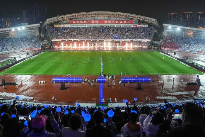 2026年4月11日，2026江苏省城市足球联赛揭幕战在常州奥体中心体育场开赛。这是双方球员准备开球。新华社记者 李博 摄