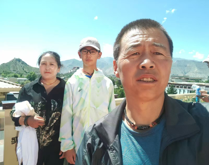 图为拉玉乡德庆村民族通婚家庭拉措家庭合照。