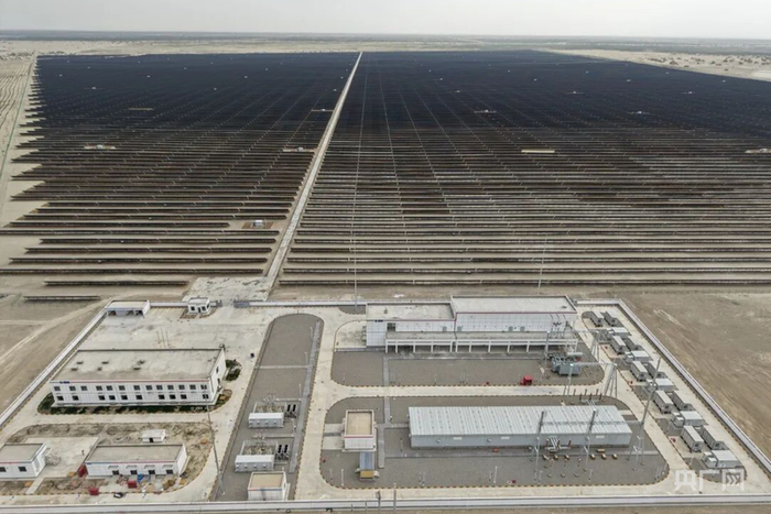 中电建沙雅光伏一电站光伏区及升压站鸟瞰图  （央广网发  中电建阿克苏地区沙雅县25万千瓦光伏产业园区低碳新能源项目供图）