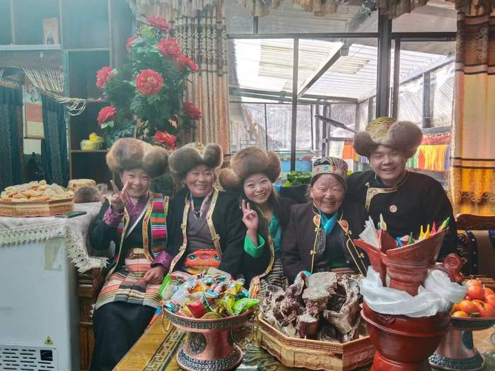 图为拉玉乡德庆村二组白玛曲珍和宋亚军家庭。