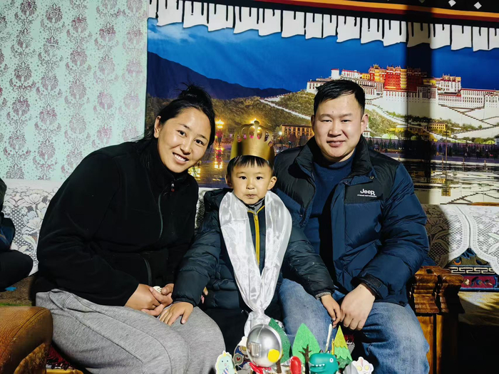 图为拉玉乡堆巴村民族通婚家庭桑杰措姆家庭合照