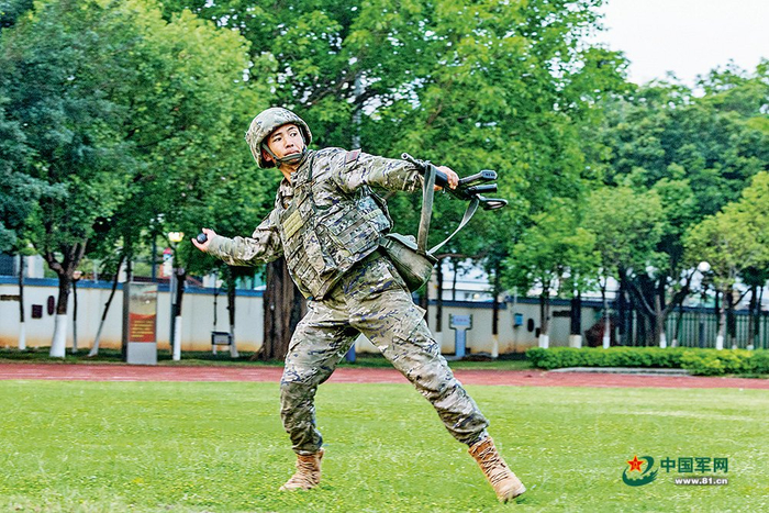 　　陈康进行手榴弹投掷训练。吉守水 摄