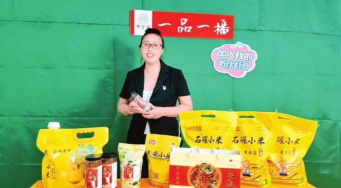         刘李霞在直播间推介特色农产品。    受访者供图    
