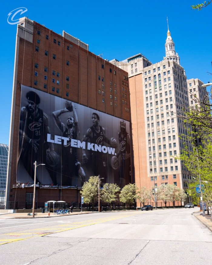 直播吧4月18日讯 今日，ESPN克利夫兰分台官推晒出一张照片，展现骑士主场附近建筑上为迎接季后赛而悬挂的全新巨幅海报。