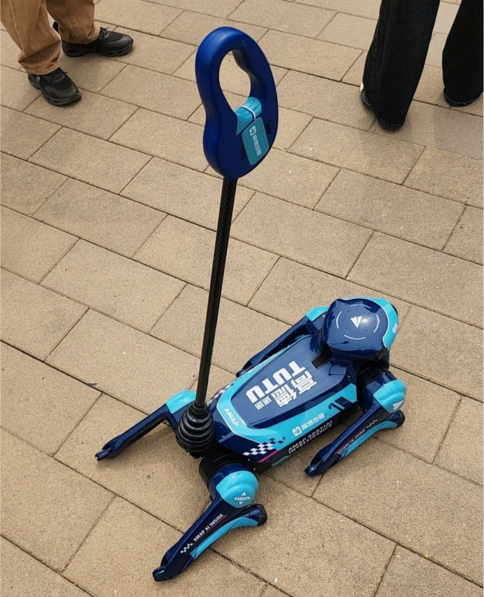 高德机器狗导盲犬“途途” 图片来源：每经记者 杨卉 摄