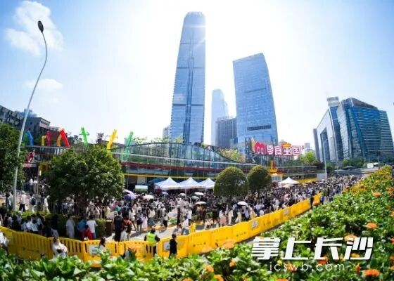 △4月19日上午，“零食王国”门前排起长长的队伍。