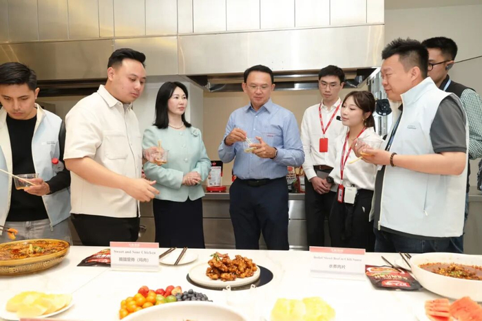 ▲向Pak Ahok先生推荐天味系列产品