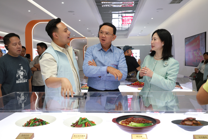 ▲参观时的热情交流