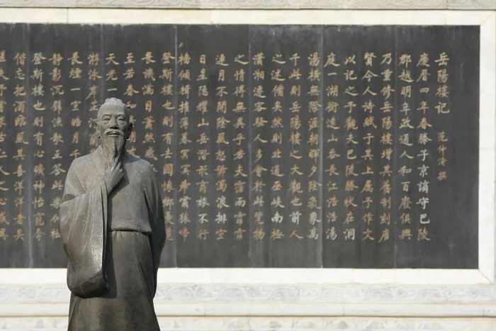 范仲淹雕像与《岳阳楼记》石碑 图源：视觉中国