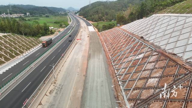 广云高速改扩建项目TJ2标段首段路基全断面顺利通过交验。