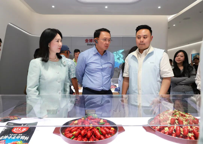 ▲正值龙虾季，考察团对小龙虾调料格外关注