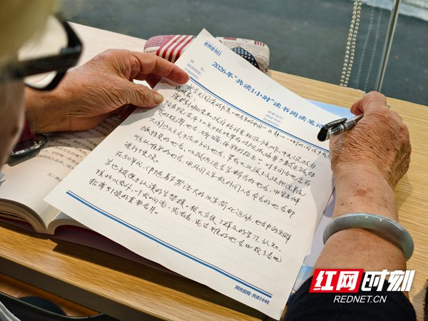 参与活动的读者提笔写下阅读笔记。