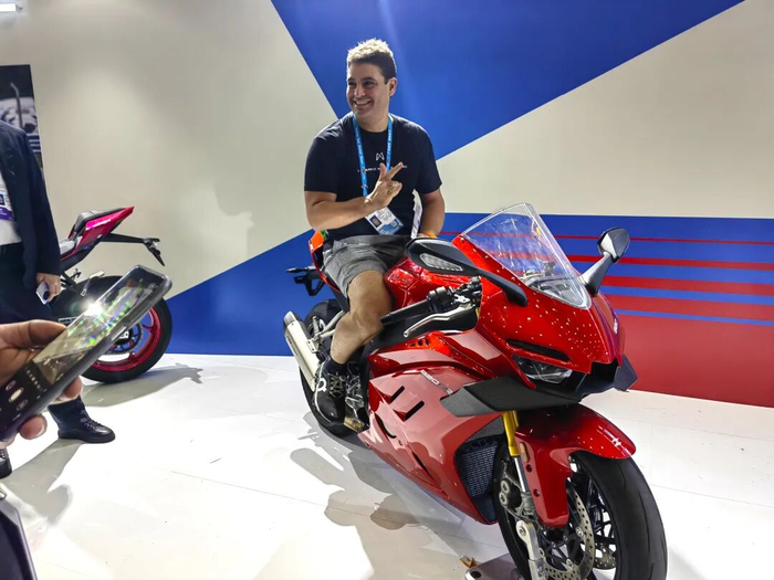 “ZXMOTO”展位成为打卡点 界面新闻记者拍摄