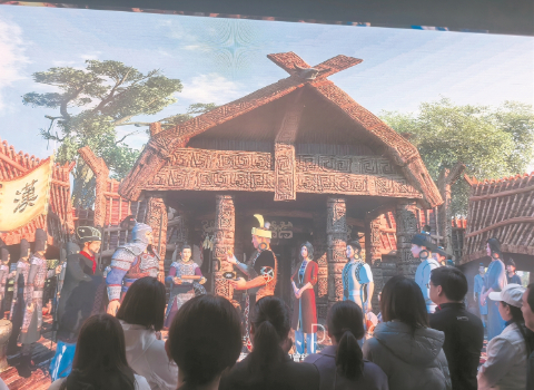 市民、游客参观石寨山沉浸式展厅。 晋宁区文化和旅游局供图