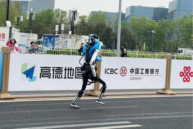 自主奔跑中的“驭星”队xbot-L7机器人  图片来源：每经记者 李少婷 摄