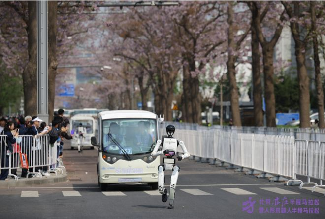 ▲机器人在奔跑中