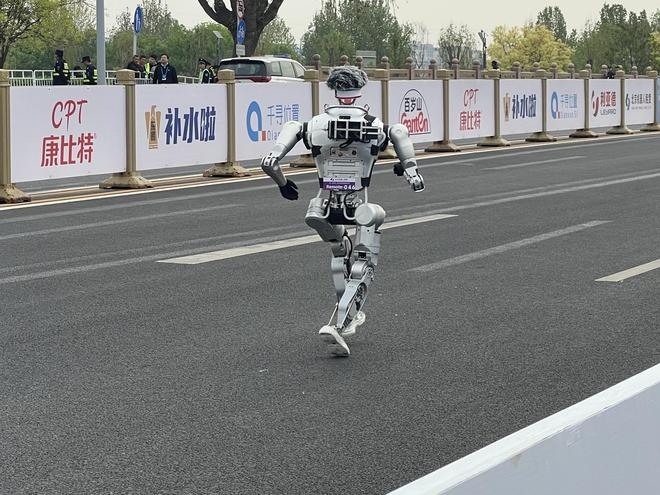 参赛机器人正在跑步 图片来源：每经记者 李少婷 摄