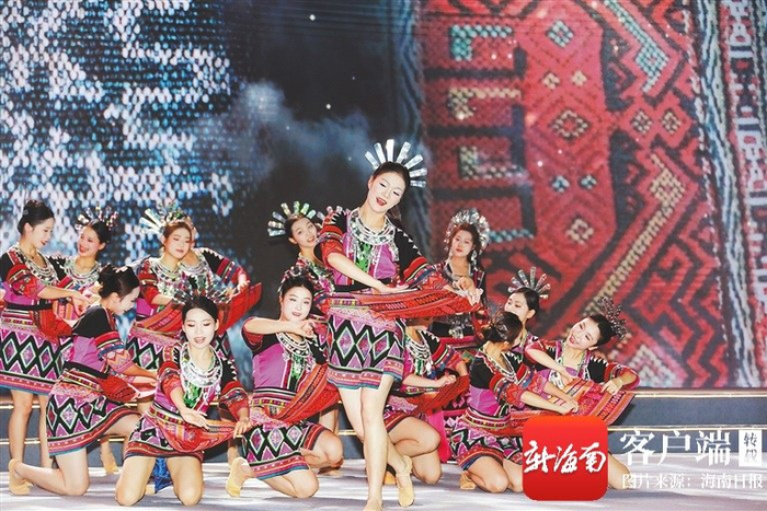 “海南三月三·山海同心圆”活动三亚分会场开幕式暨主题文艺晚会现场。袁永东 摄