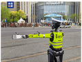 北京首个交警机器人亮相街头，参与指挥 2026 人形机器人半马比赛