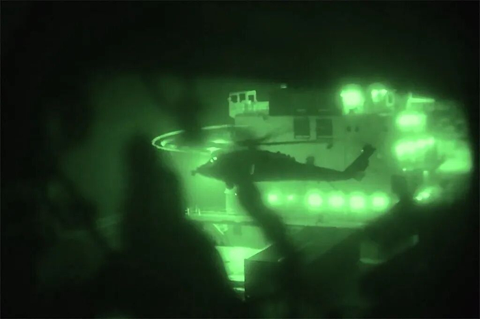 当地时间2026年4月19日，阿拉伯海，美国海军陆战队从两栖攻击舰“的黎波里”号乘直升机出发后，登上并扣押悬挂伊朗国旗的“图斯卡”号货船。图/视觉中国